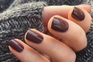 manicura marrón oscuro